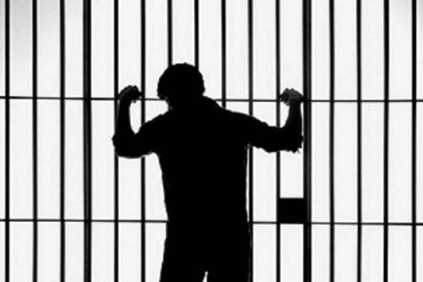 Силуэт за решеткой