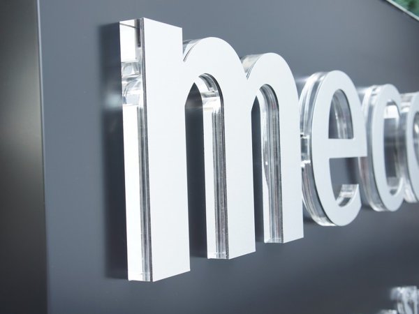 Псевдообъемные буквы на дистанционных держателях