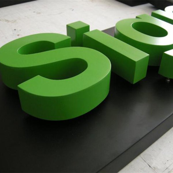 Объемные световые буквы на подложке