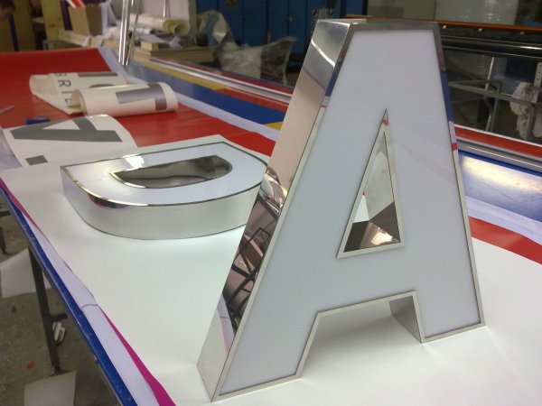 Объемные металлические буквы