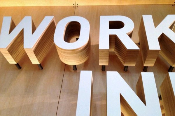 Объемная вывеска из дерева