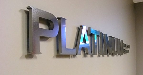 Вывеска из металла с подсветкой