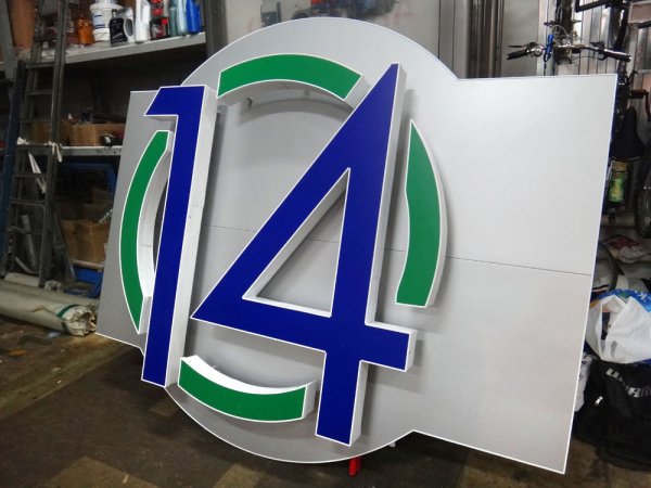 Логотип из объемных букв