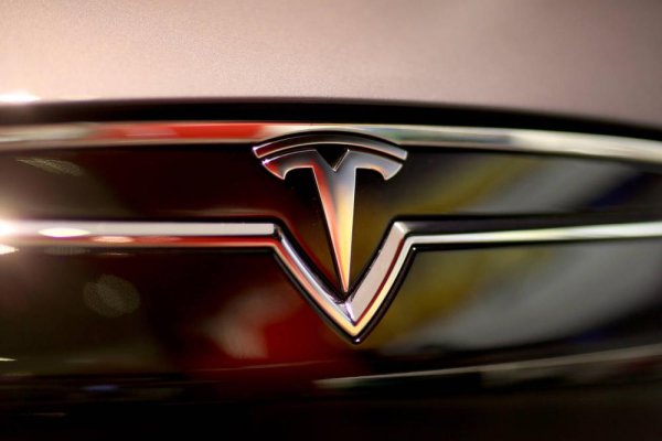 Эмблема автомобиля Tesla