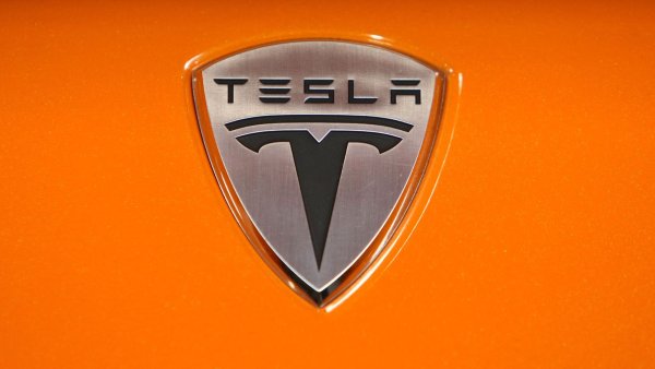 Шильдик Tesla