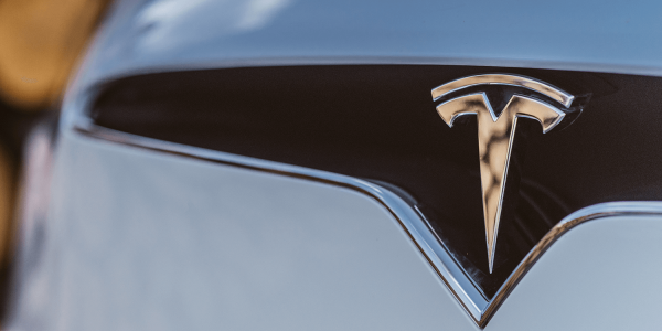 Знак Тесла на капоте