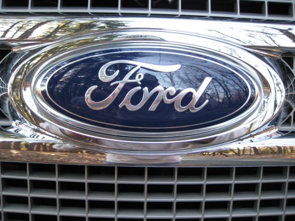 Значокок Ford на машинах