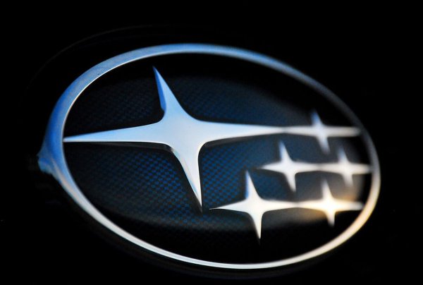 Эмблема Субару на черном фоне