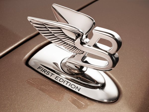 Значок Bentley Bentayga на капоте