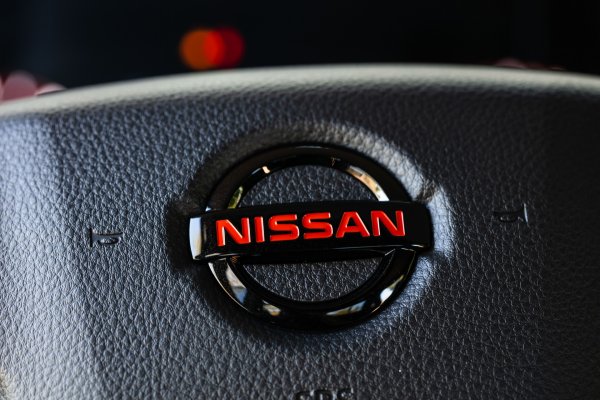 Новый логотип Ниссан