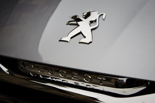 Новый логотип Пежо