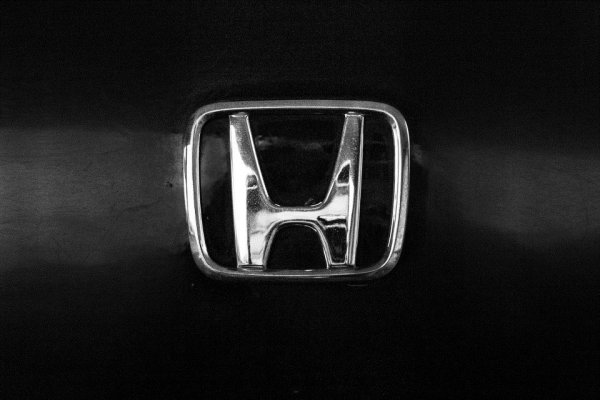 Хонда на черном фоне