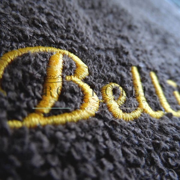 Вышивка логотипа на одежде