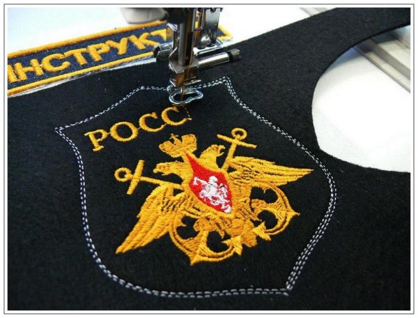 Вышивка логотипа на одежде