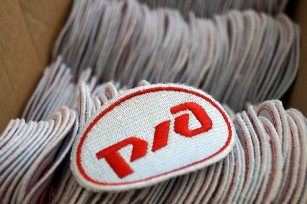 Вышивка логотипа на одежде