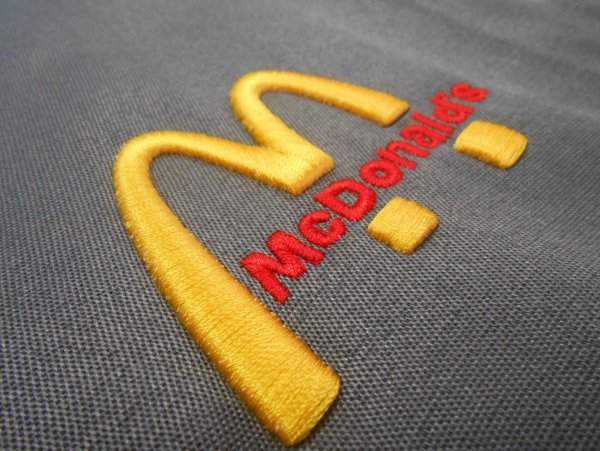 Вышивка логотипа на ткани