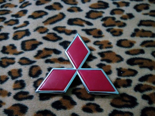 Логотип Митсубиси объемный