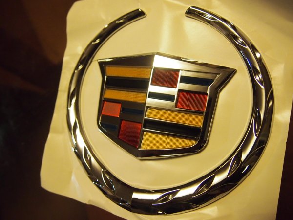 Знак Кадиллак Эскалейд