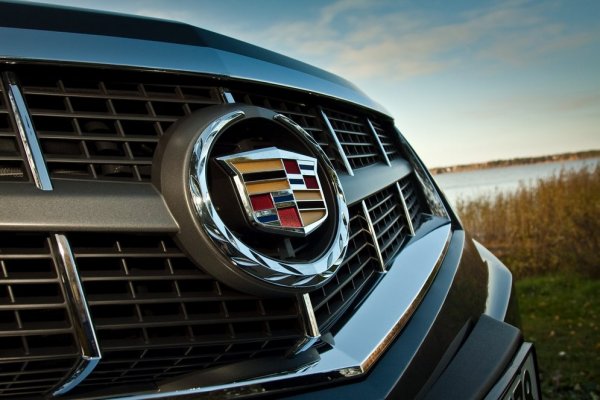 Знак Кадиллак Эскалейд