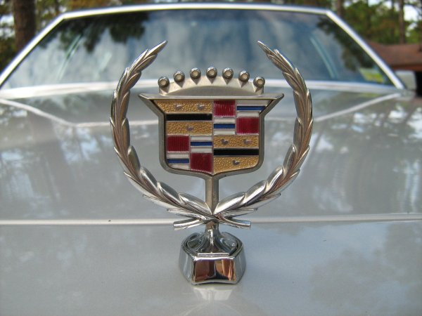 Cadillac значок