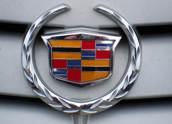 Знак Кадиллак Эскалейд