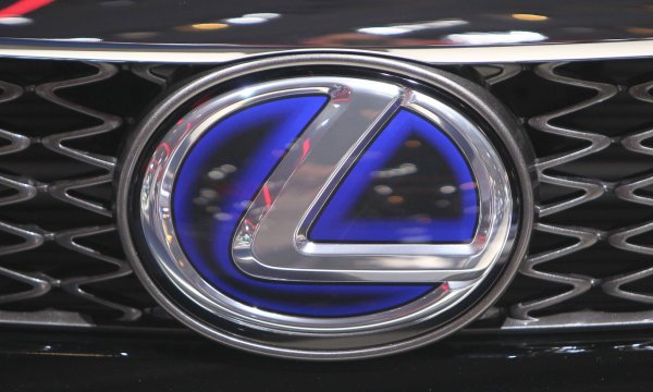 Камера в знаке Лексус