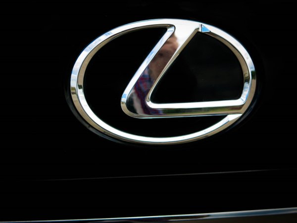 Надпись Лексус