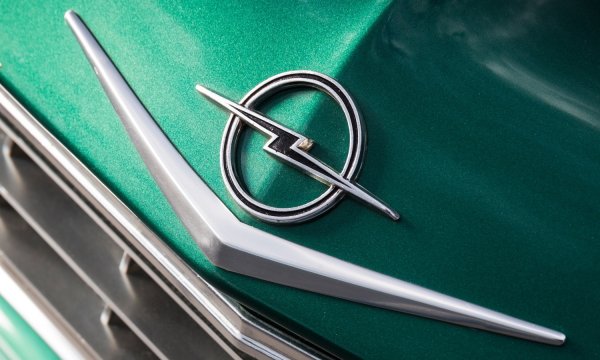 Эмблема Opel Speedster 2005