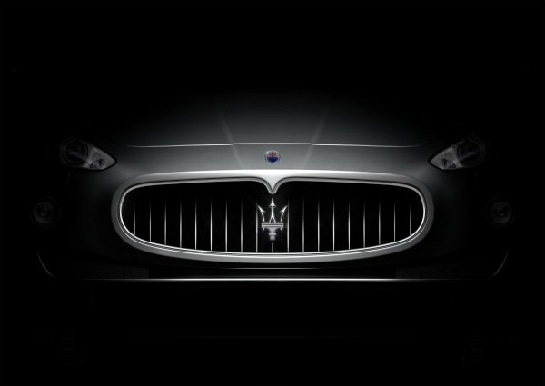 Машина на темном фоне