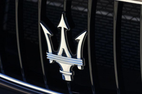 Шильдик Мазерати