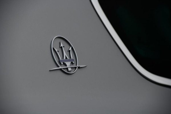 Мазерати логотип 4к