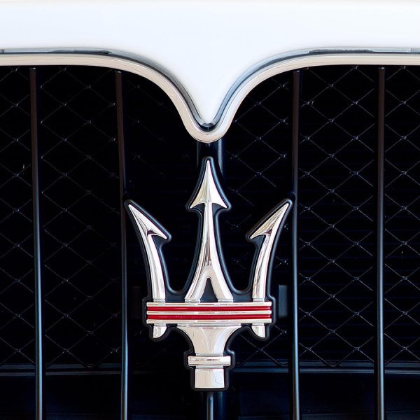 Логотип автомобиля трезубец