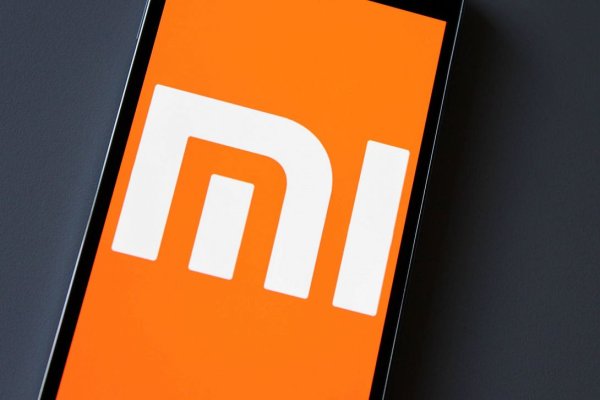 Логотип Xiaomi на черном фоне