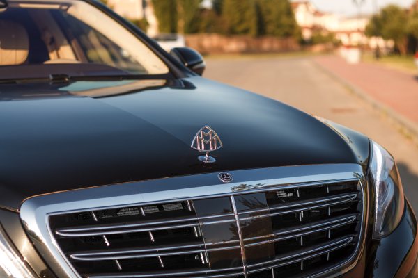 Майбах знак на машине