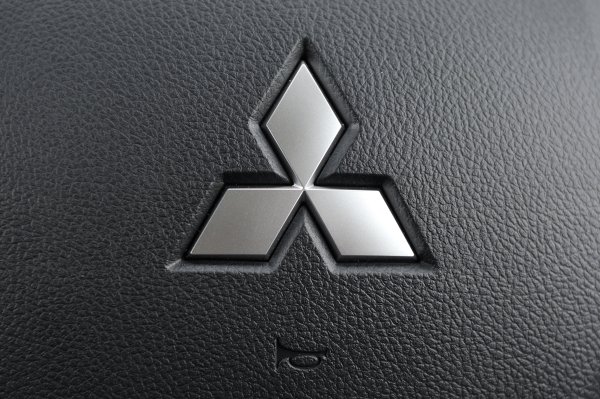 Знак Митсубиси Аутлендер