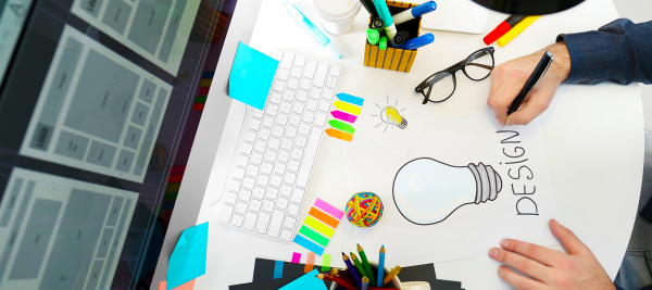 Дизайнер разрабатывает логотип