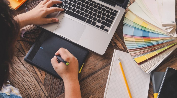 Скетчи дизайнеров логотипа