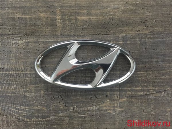 Значок Хундай на автомобиле