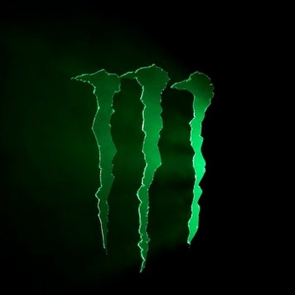 Энергетик на чёрном фоне