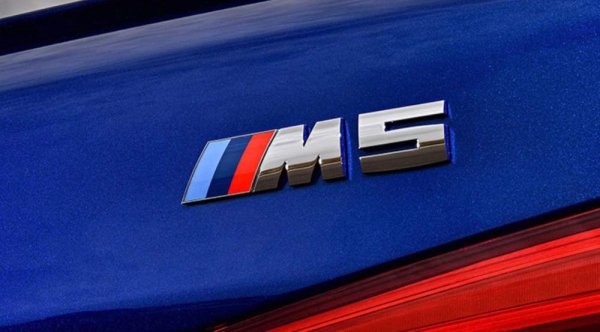 Надпись BMW на черном фоне