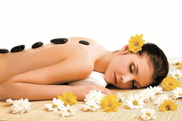 Массаж девушка на белом фоне