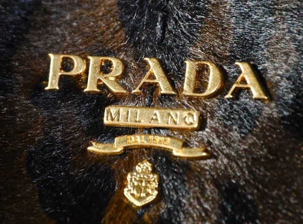 Логотип фирмы Prada