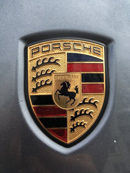 Порше Кайен знак на машине