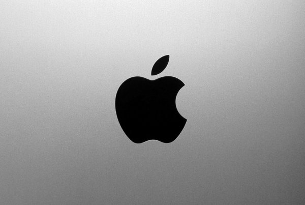 Знак Apple на синем фоне
