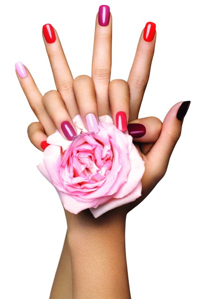 Красивые руки с маникюром