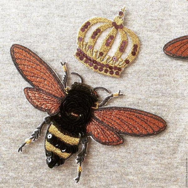 Логотипом пчелы хлебные изделия