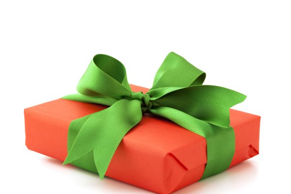 Красная коробка с зеленой лентой