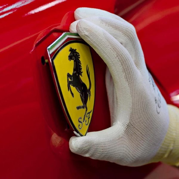 Феррари значок