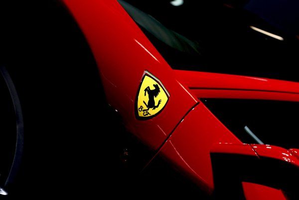 Ferrari значок на машине
