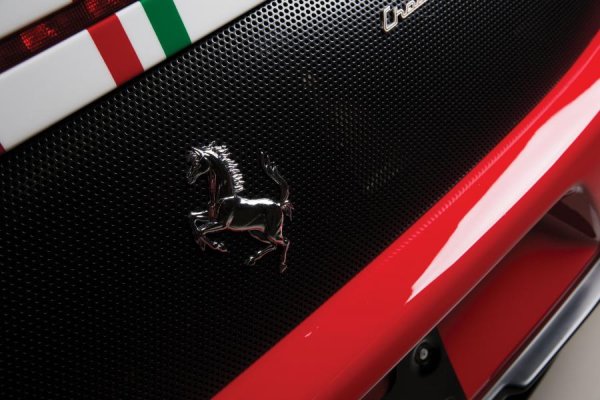 Значок Мустанга и Феррари